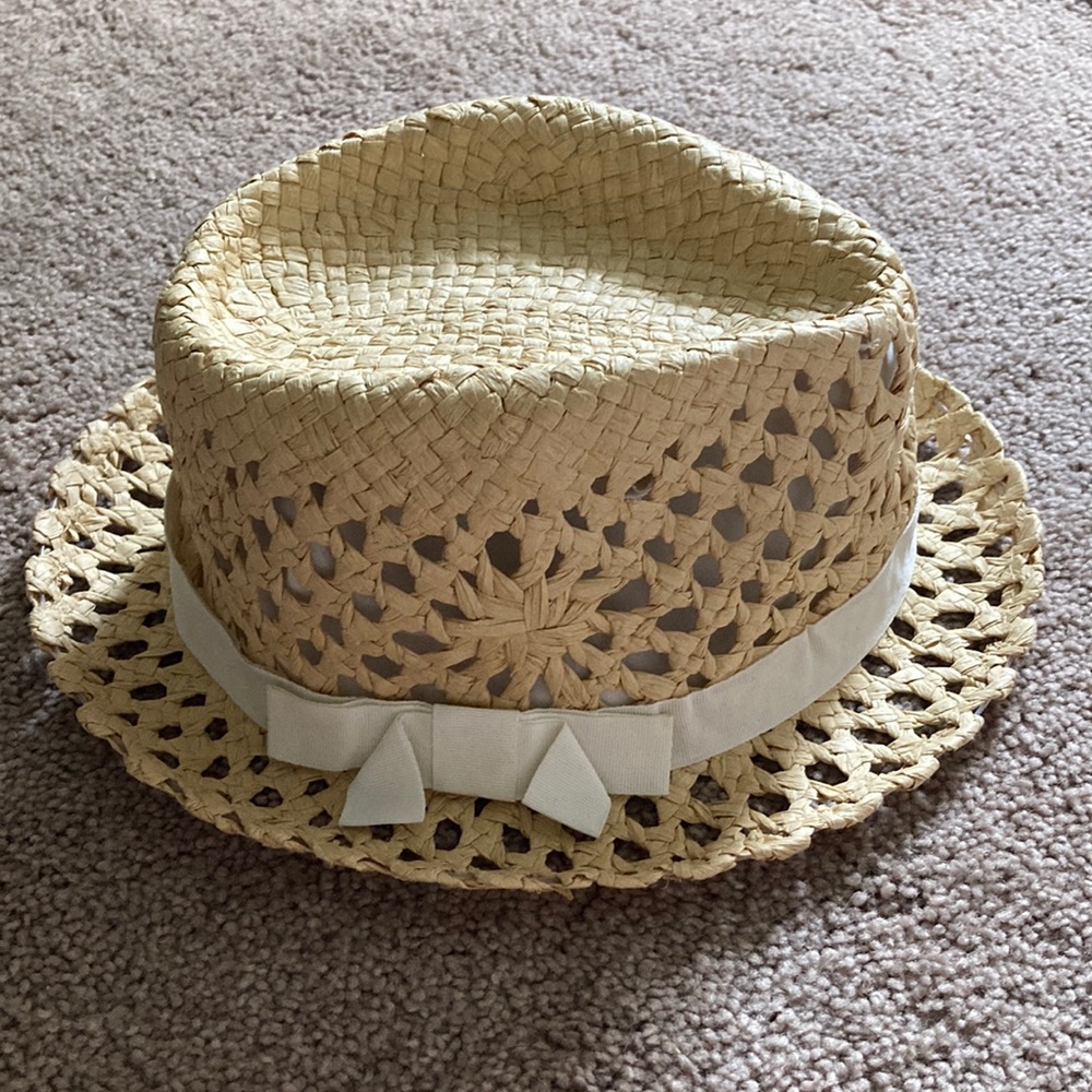 Icing hat with cream ribbon